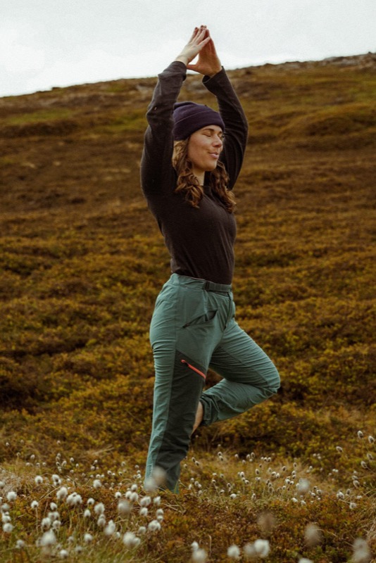 Laura in der Baum-Pose