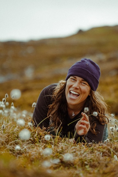 Laura lachend in der Natur